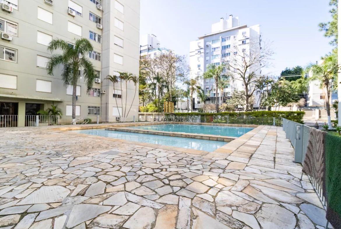 Apartamento reformado no bairro Tristeza com infraestrutura completa.