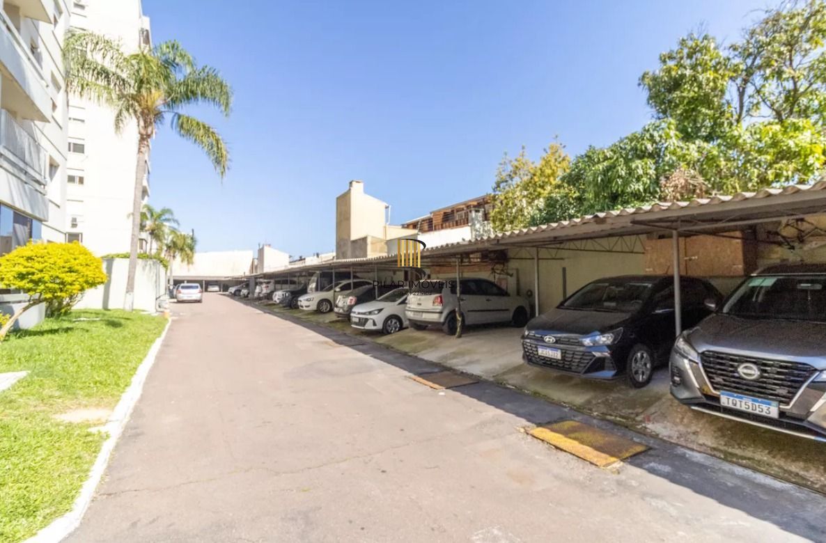 Apartamento reformado no bairro Tristeza com infraestrutura completa.