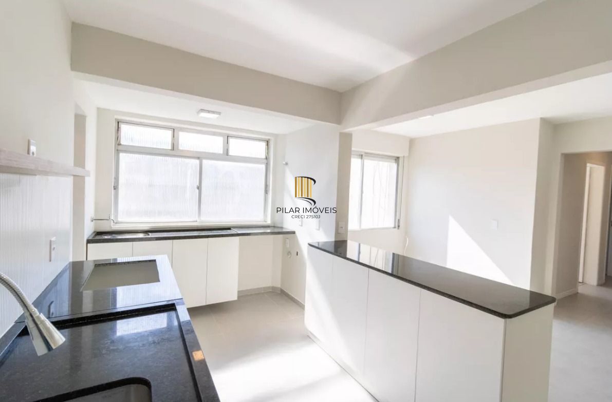 Apartamento reformado no bairro Tristeza com infraestrutura completa.