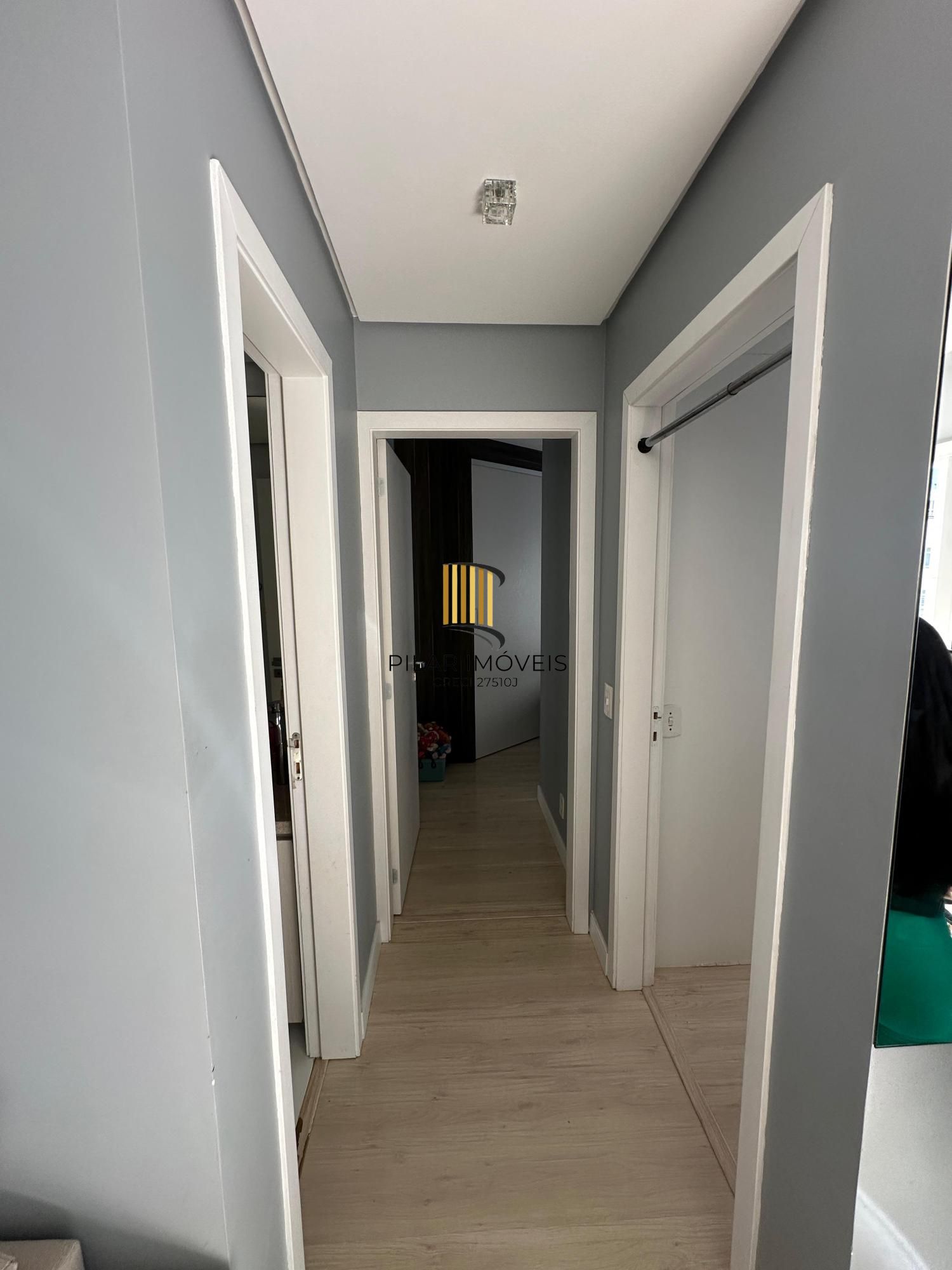Apartamento Semimobiliado à Venda no Bairro Passo da Areia- Res. Saint Raphael