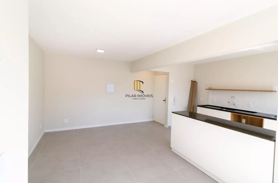 Apartamento reformado no bairro Tristeza com infraestrutura completa.