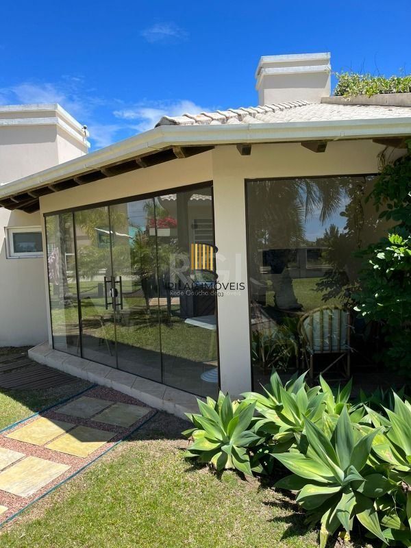 Casa para Venda - 320m², 4 dormitórios, sendo 2 suites, 3 vagas - Centro