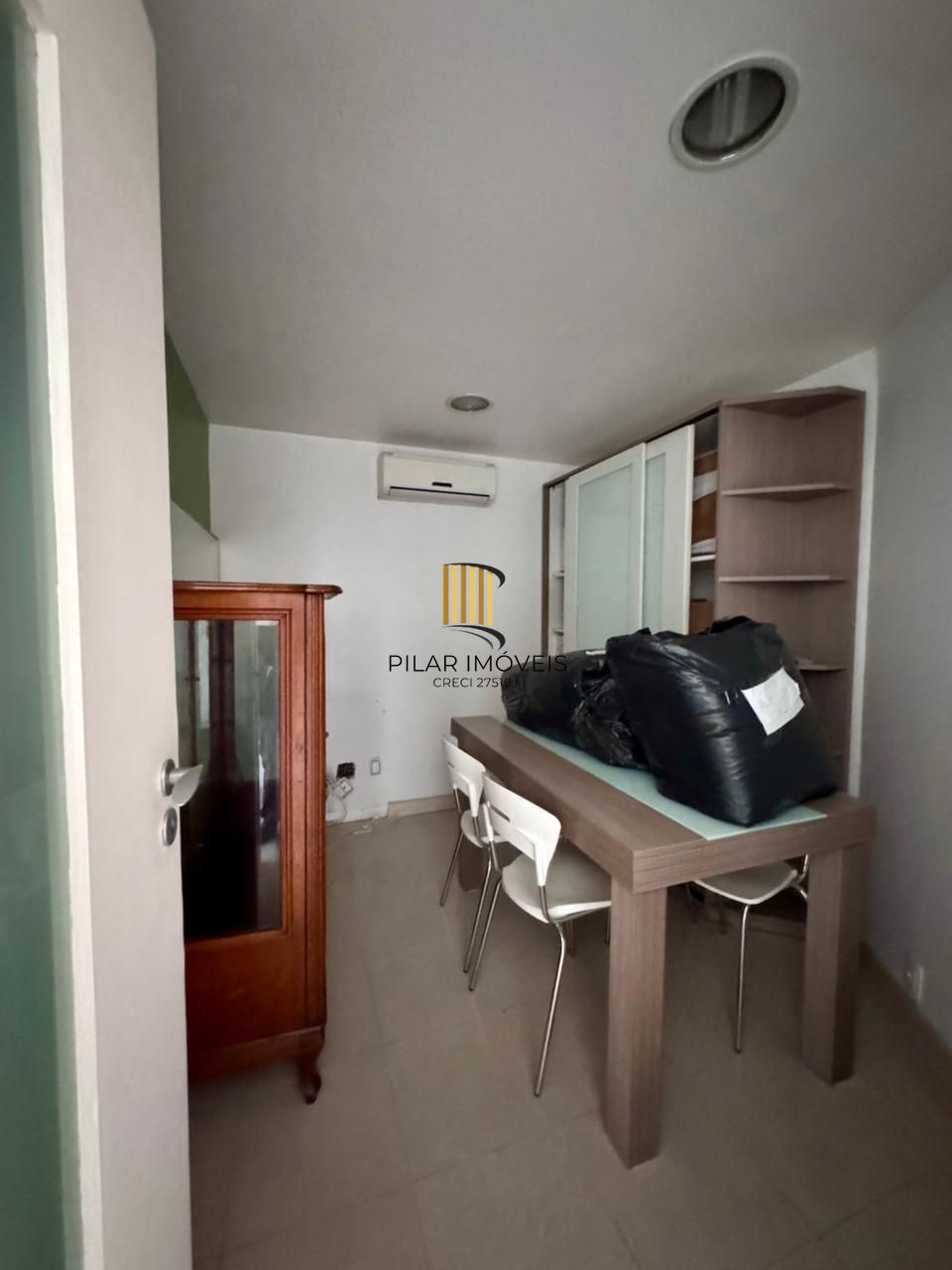 🚨 Oportunidade! Sala com garagem dupla na Cristóvão!