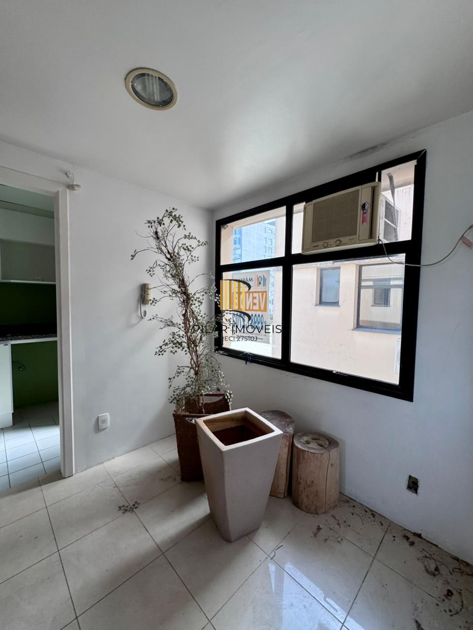 🚨 Oportunidade! Sala com garagem dupla na Cristóvão!