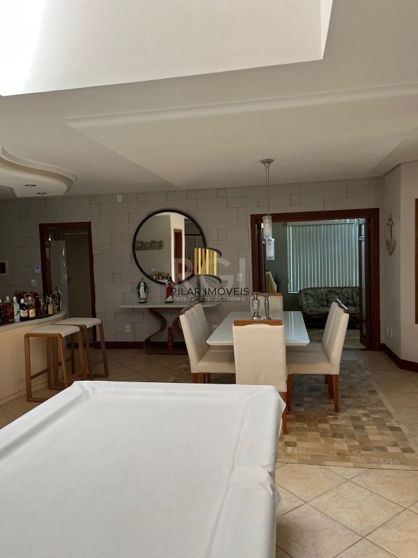 Casa para Venda - 320m², 4 dormitórios, sendo 2 suites, 3 vagas - Centro