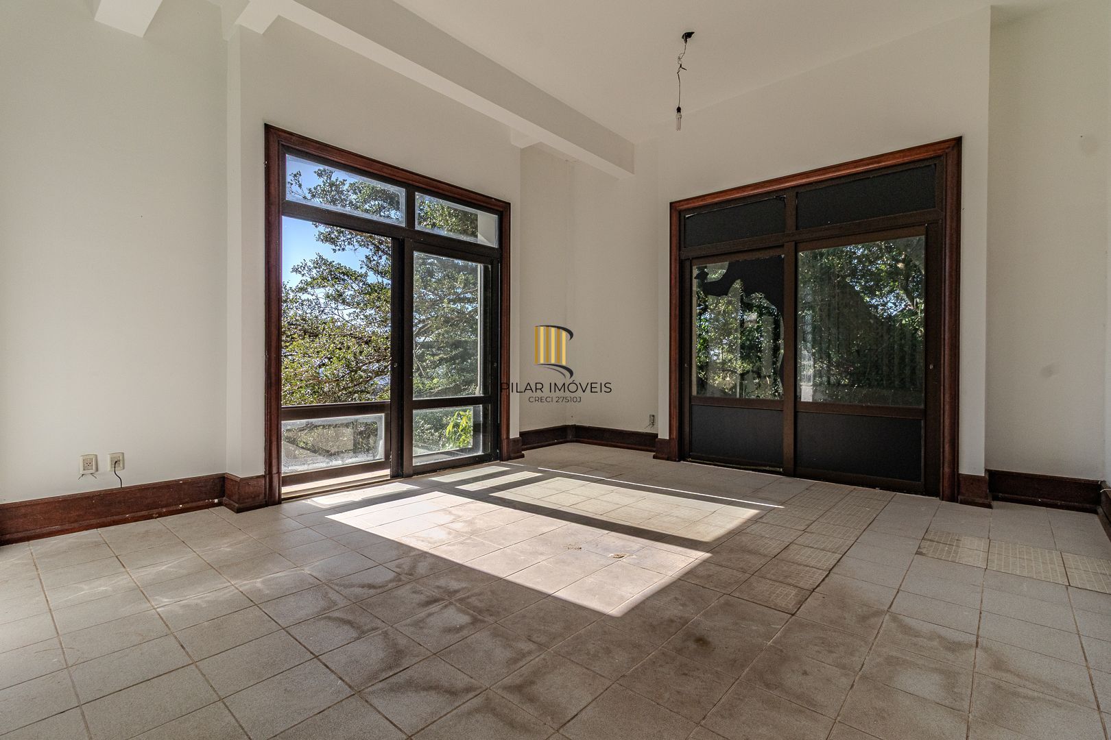 Casa para Venda - 1000m², 5 dormitórios, sendo 5 suites, 8 vagas - Teresópolis