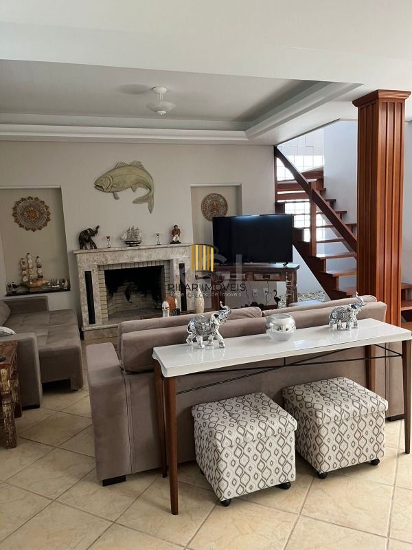 Casa para Venda - 320m², 4 dormitórios, sendo 2 suites, 3 vagas - Centro