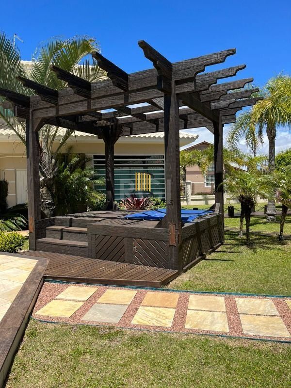 Casa para Venda - 320m², 4 dormitórios, sendo 2 suites, 3 vagas - Centro