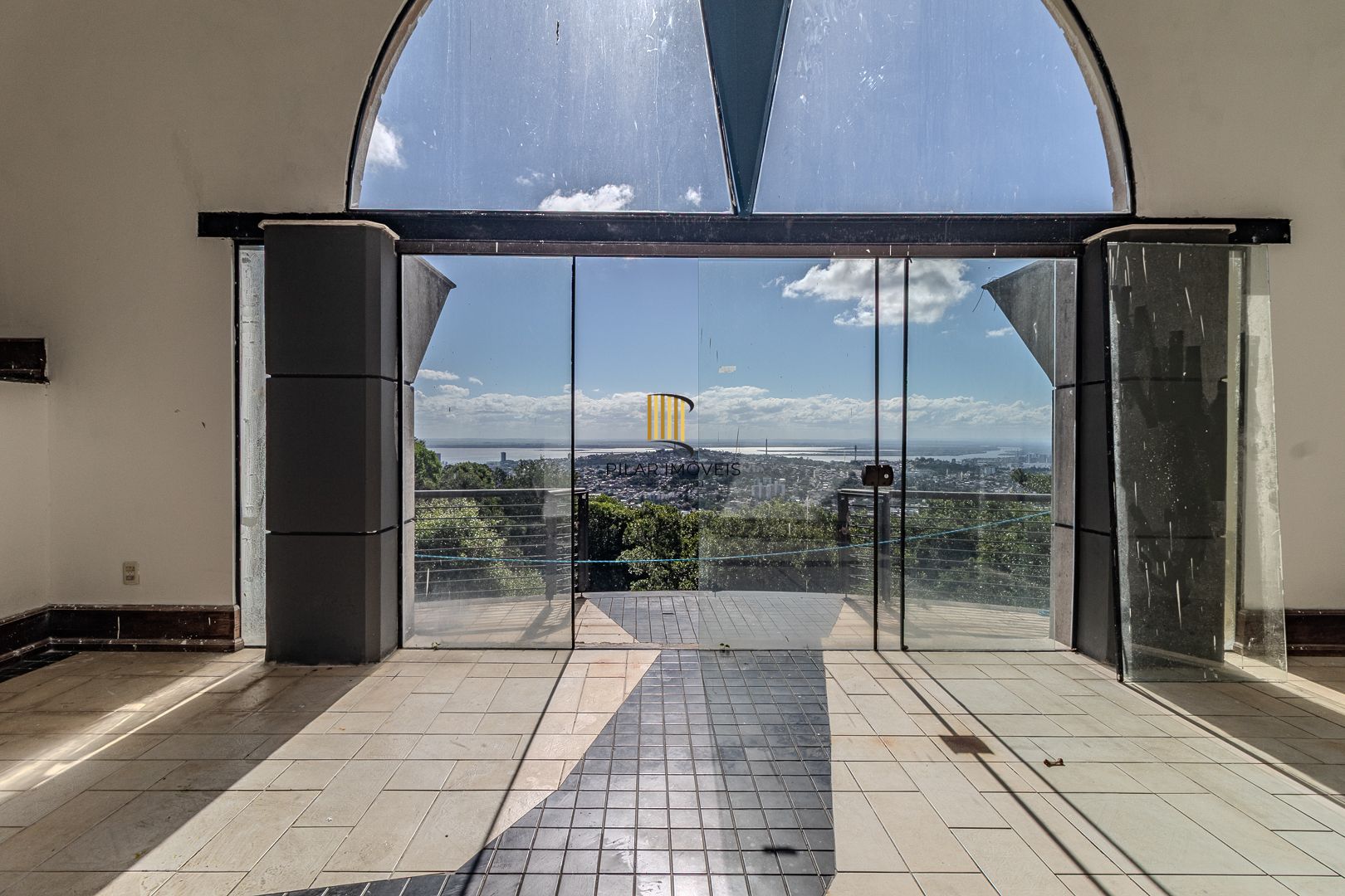 Casa para Venda - 1000m², 5 dormitórios, sendo 5 suites, 8 vagas - Teresópolis
