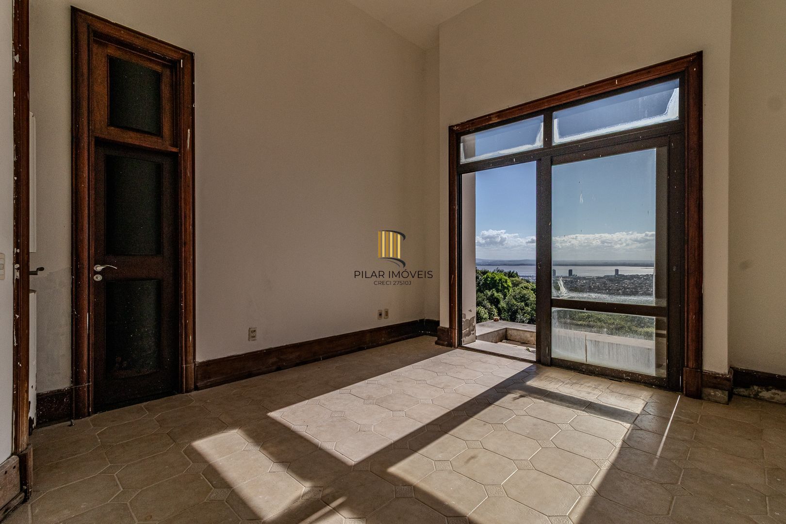 Casa para Venda - 1000m², 5 dormitórios, sendo 5 suites, 8 vagas - Teresópolis