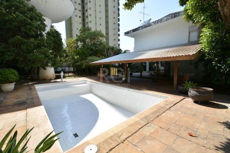 Casa 6 dormitórios no bairro Centro