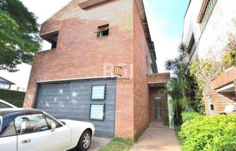 Casa para Venda - 276m², 3 dormitórios, sendo 1 suites, 5 vagas - Medianeira