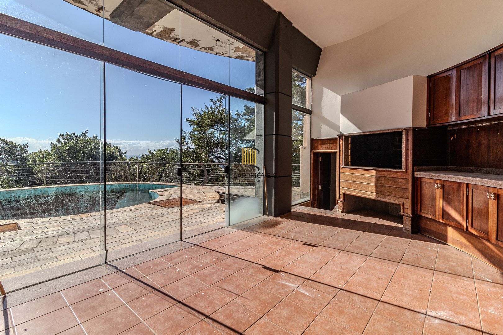 Casa para Venda - 1000m², 5 dormitórios, sendo 5 suites, 8 vagas - Teresópolis