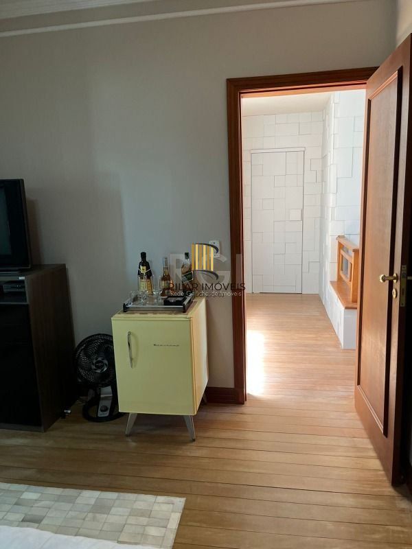Casa para Venda - 320m², 4 dormitórios, sendo 2 suites, 3 vagas - Centro