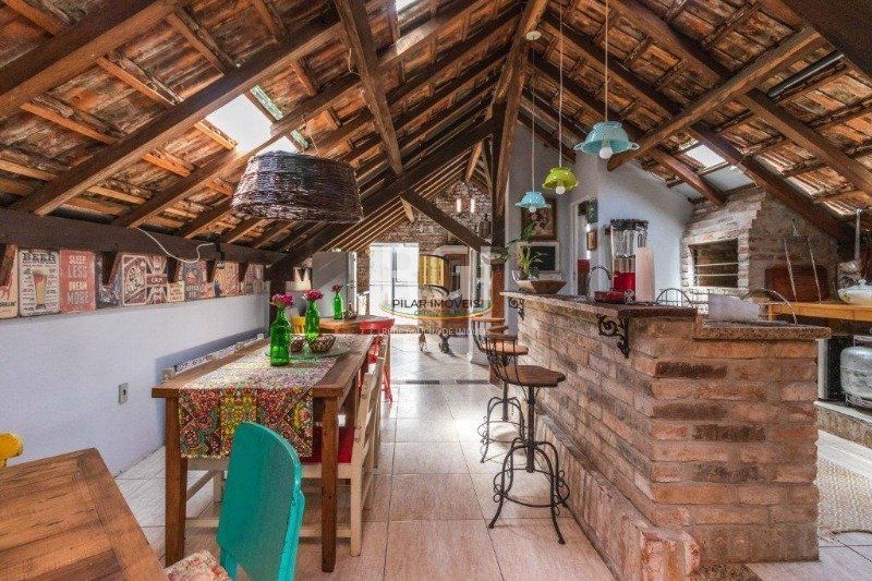 Casa para Venda - 490m², 3 dormitórios, sendo 1 suites, Floresta