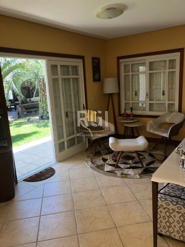 Casa para Venda - 320m², 4 dormitórios, sendo 2 suites, 3 vagas - Centro