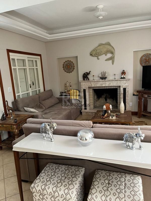 Casa para Venda - 320m², 4 dormitórios, sendo 2 suites, 3 vagas - Centro