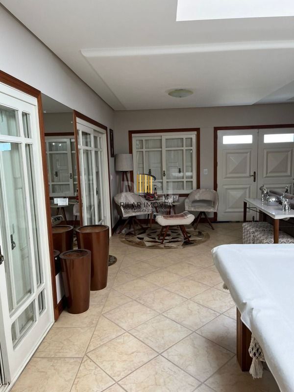 Casa para Venda - 320m², 4 dormitórios, sendo 2 suites, 3 vagas - Centro