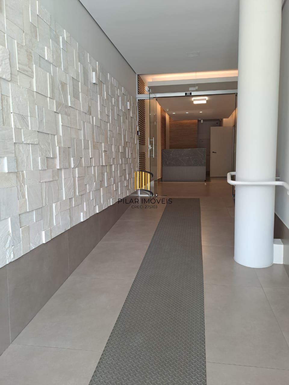 🚨 Oportunidade! Sala com garagem dupla na Cristóvão!