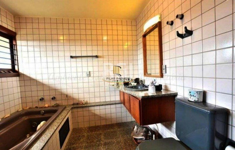 Casa para Venda - 276m², 3 dormitórios, sendo 1 suites, 5 vagas - Medianeira