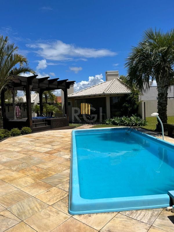 Casa para Venda - 320m², 4 dormitórios, sendo 2 suites, 3 vagas - Centro