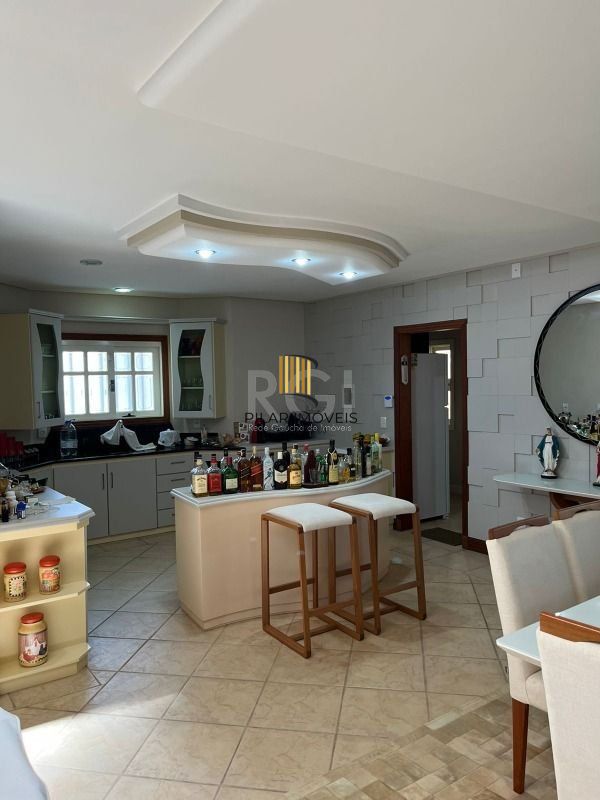 Casa para Venda - 320m², 4 dormitórios, sendo 2 suites, 3 vagas - Centro