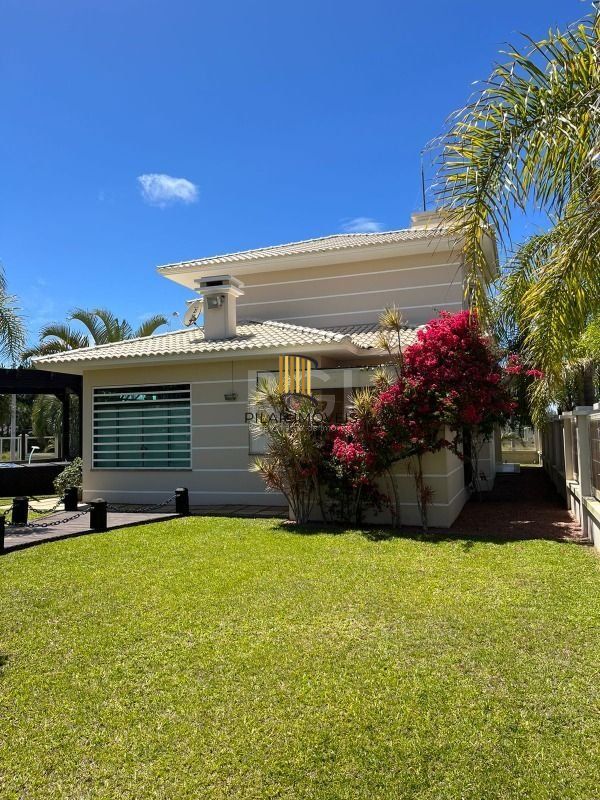 Casa para Venda - 320m², 4 dormitórios, sendo 2 suites, 3 vagas - Centro