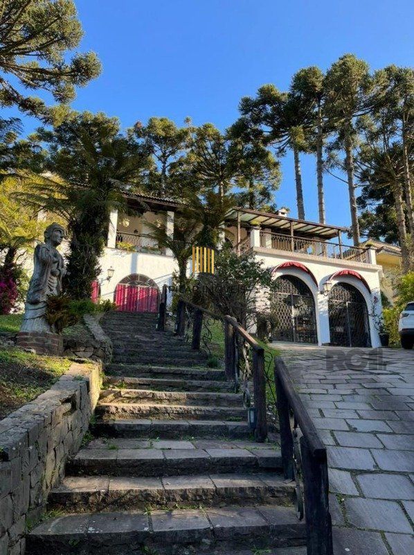 Casa 5 dormitórios no bairro Centro