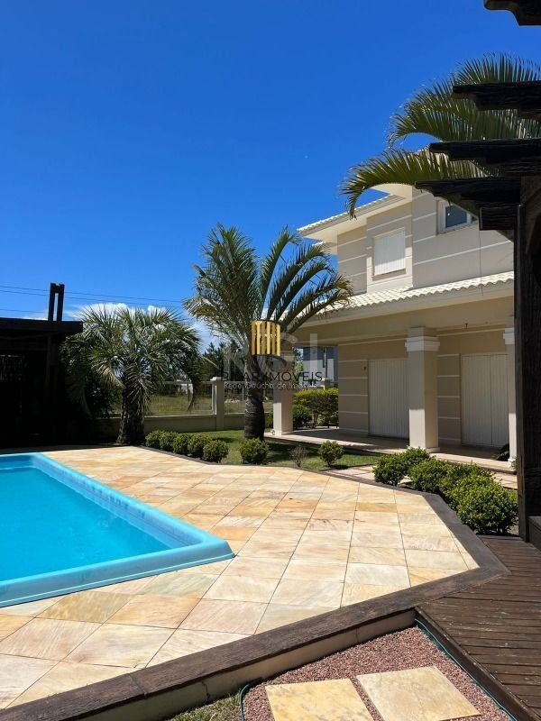 Casa para Venda - 320m², 4 dormitórios, sendo 2 suites, 3 vagas - Centro