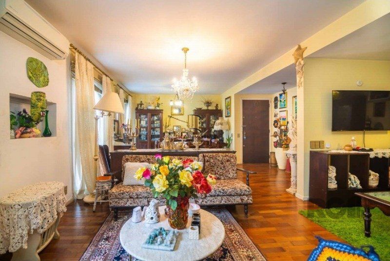 Excelente apartamento de 148m² com 3 dormitórios sendo 1 suíte e 2 vagas. 