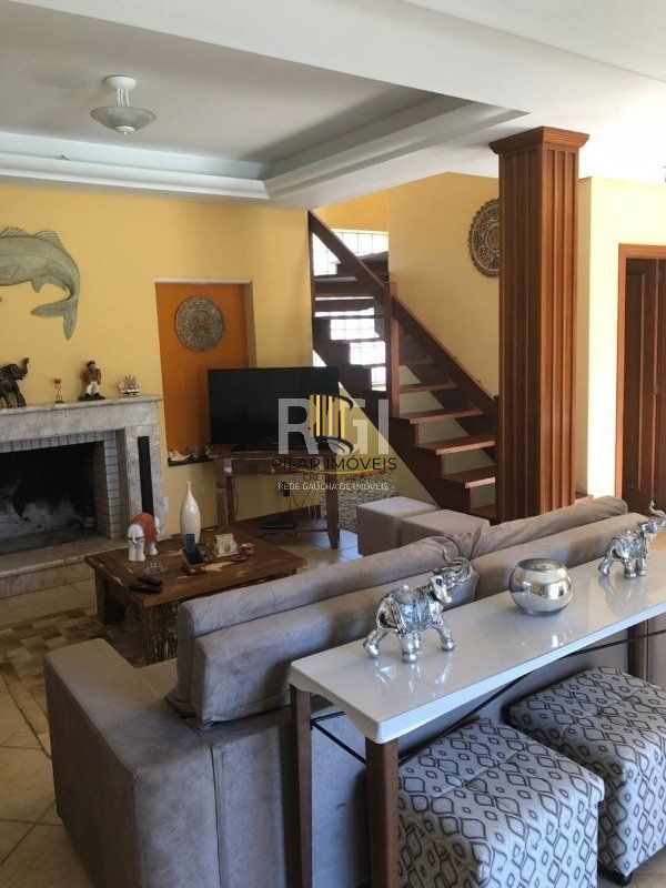 Casa para Venda - 320m², 4 dormitórios, sendo 2 suites, 3 vagas - Centro