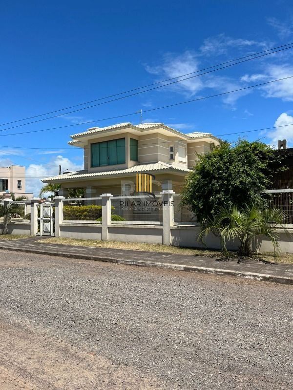 Casa para Venda - 320m², 4 dormitórios, sendo 2 suites, 3 vagas - Centro