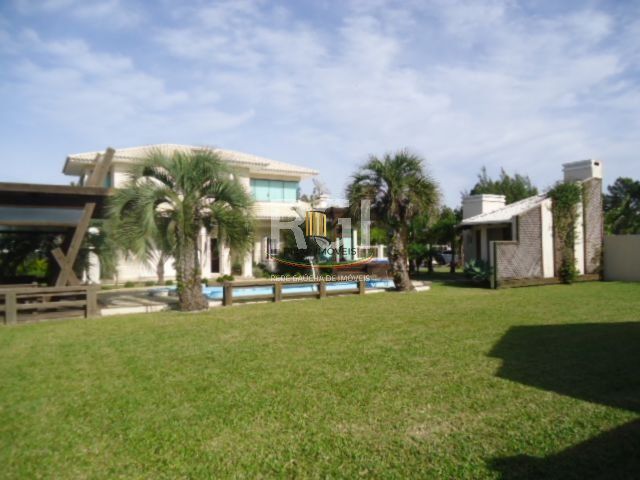 Casa para Venda - 320m², 4 dormitórios, sendo 2 suites, 3 vagas - Centro