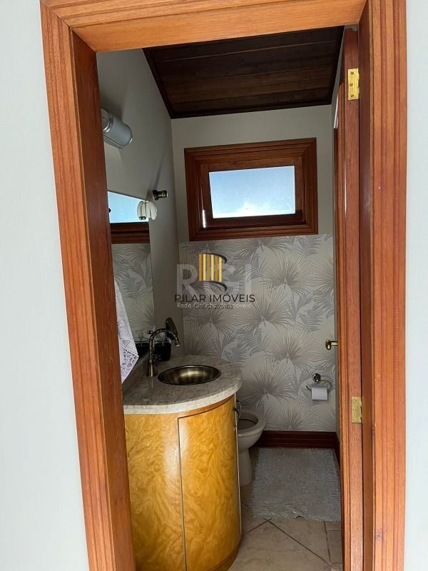 Casa para Venda - 320m², 4 dormitórios, sendo 2 suites, 3 vagas - Centro