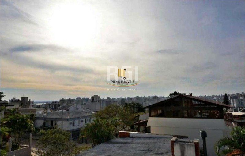 Casa para Venda - 276m², 3 dormitórios, sendo 1 suites, 5 vagas - Medianeira