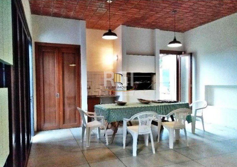Casa para Venda - 276m², 3 dormitórios, sendo 1 suites, 5 vagas - Medianeira