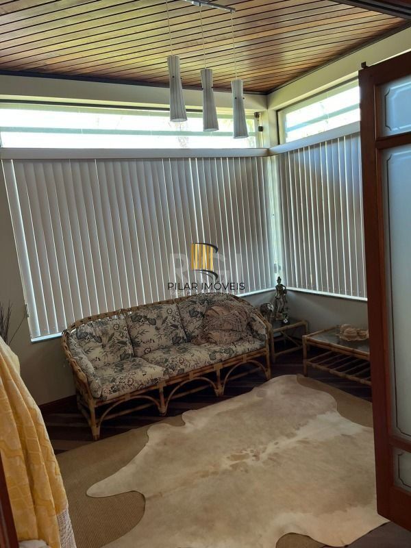 Casa para Venda - 320m², 4 dormitórios, sendo 2 suites, 3 vagas - Centro