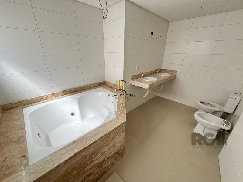 Apartamento para Venda - 300m², 6 dormitórios, sendo 5 suites, 4 vagas - Centro