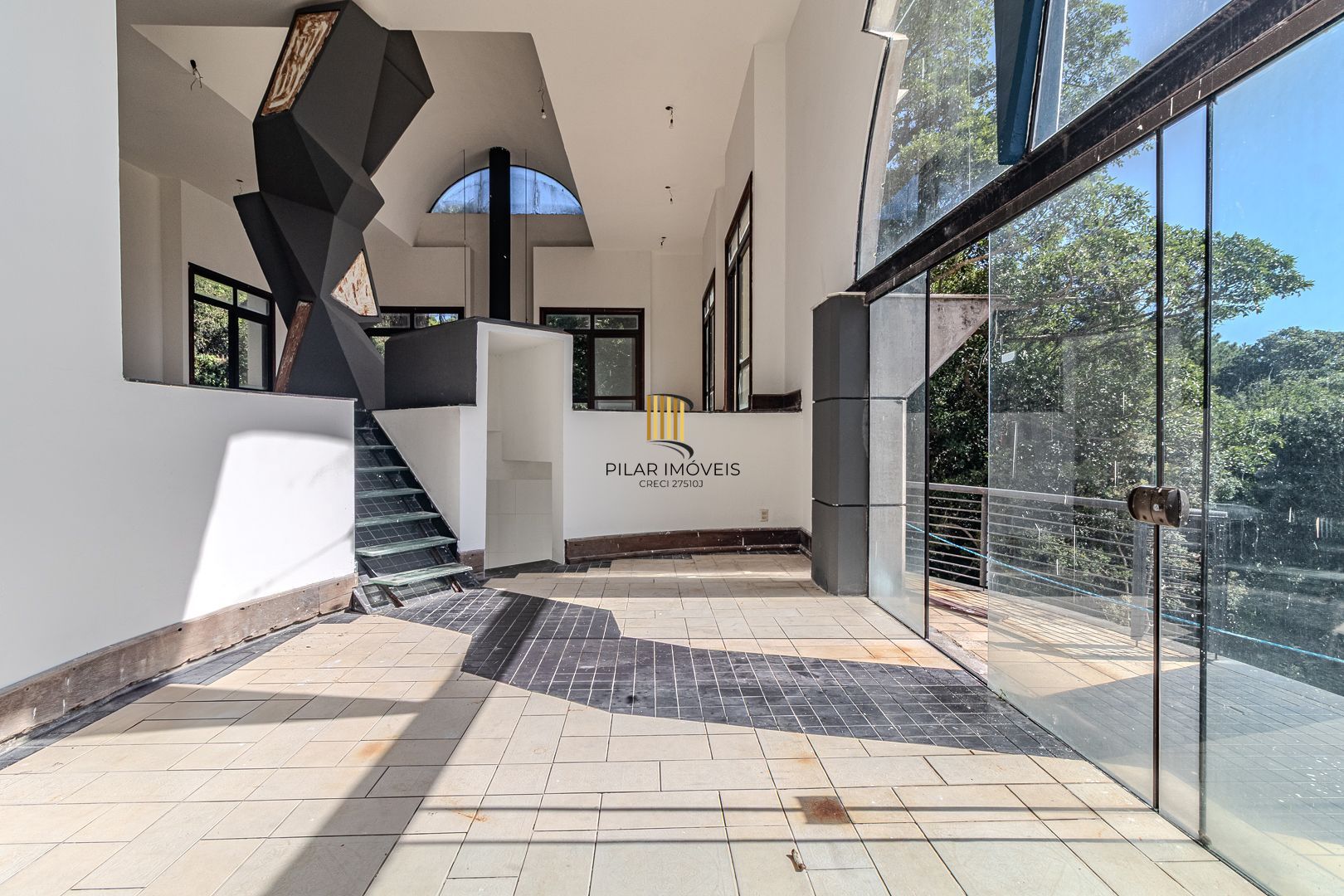 Casa para Venda - 1000m², 5 dormitórios, sendo 5 suites, 8 vagas - Teresópolis