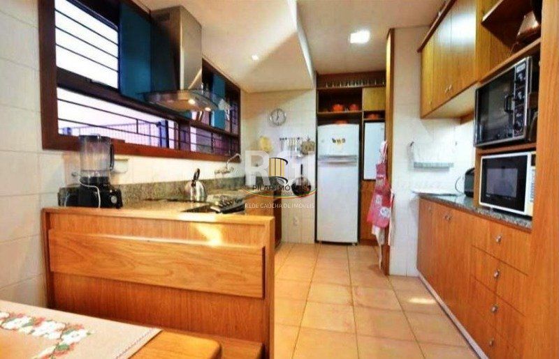 Casa para Venda - 276m², 3 dormitórios, sendo 1 suites, 5 vagas - Medianeira
