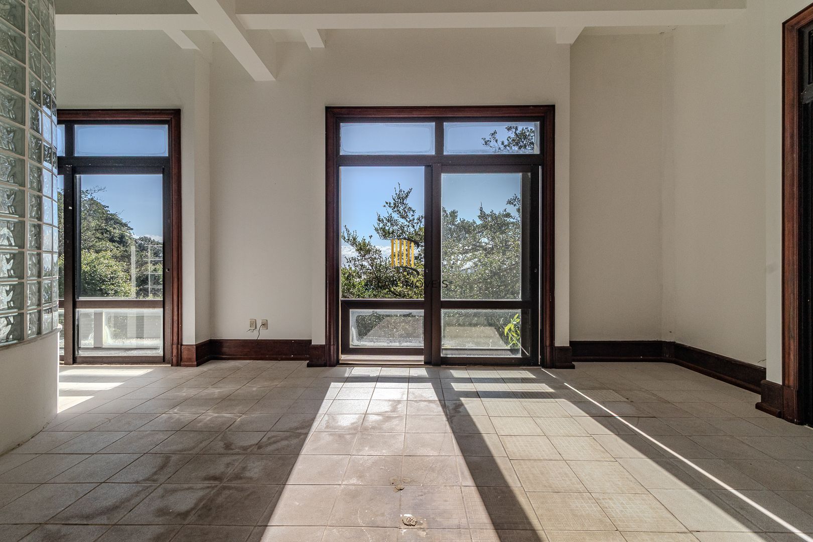 Casa para Venda - 1000m², 5 dormitórios, sendo 5 suites, 8 vagas - Teresópolis