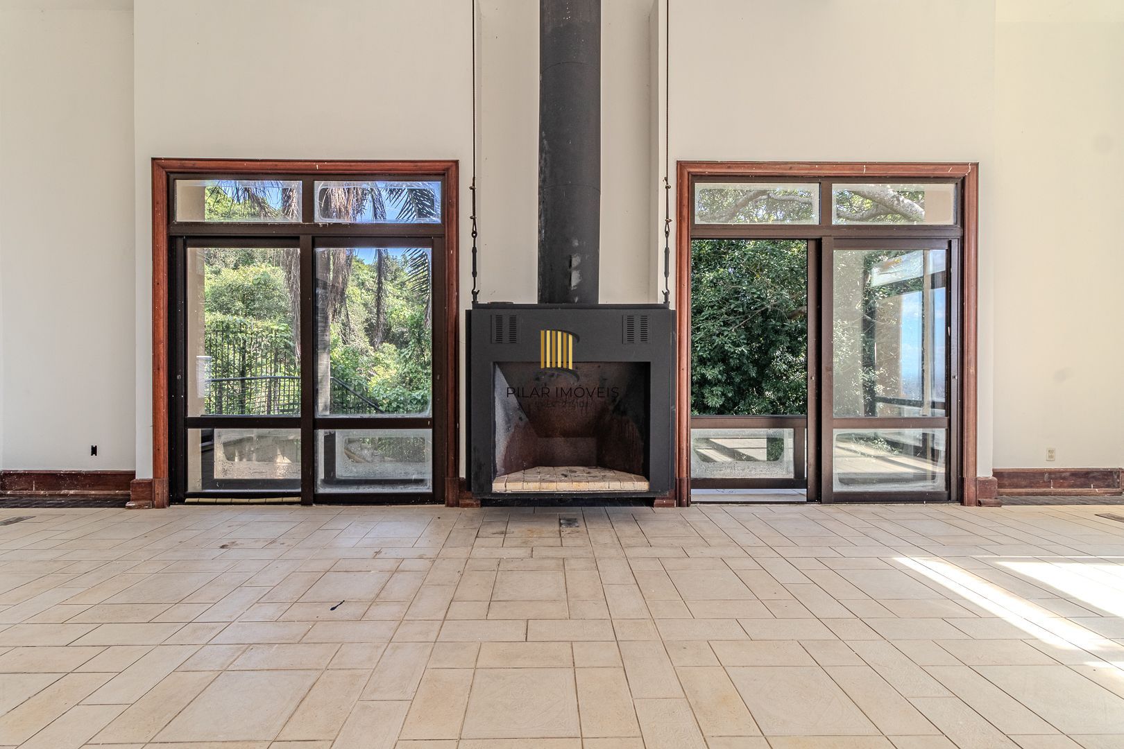 Casa para Venda - 1000m², 5 dormitórios, sendo 5 suites, 8 vagas - Teresópolis