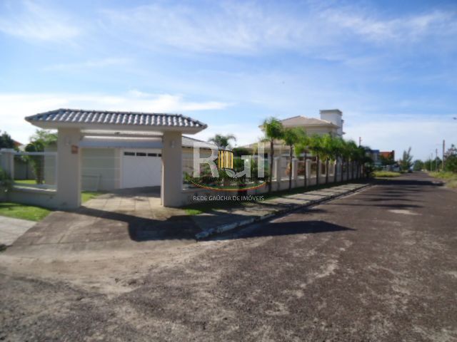 Casa para Venda - 320m², 4 dormitórios, sendo 2 suites, 3 vagas - Centro