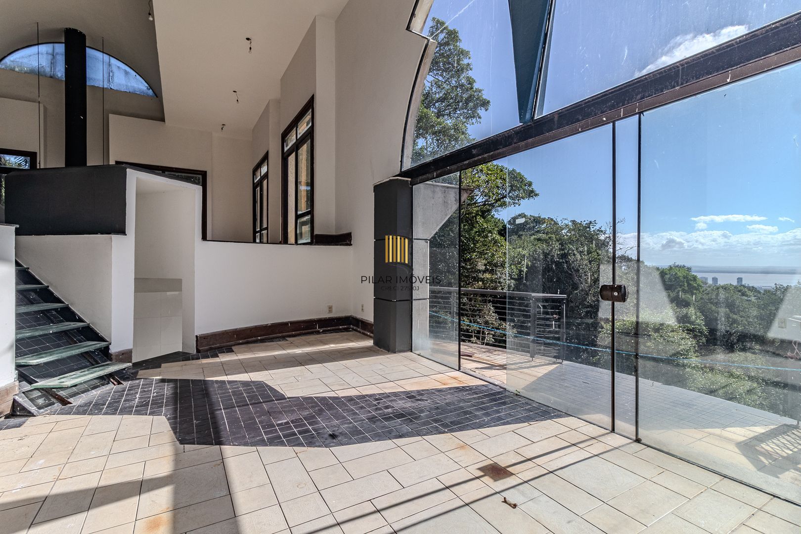 Casa para Venda - 1000m², 5 dormitórios, sendo 5 suites, 8 vagas - Teresópolis