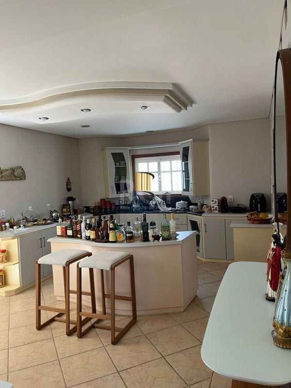 Casa para Venda - 320m², 4 dormitórios, sendo 2 suites, 3 vagas - Centro