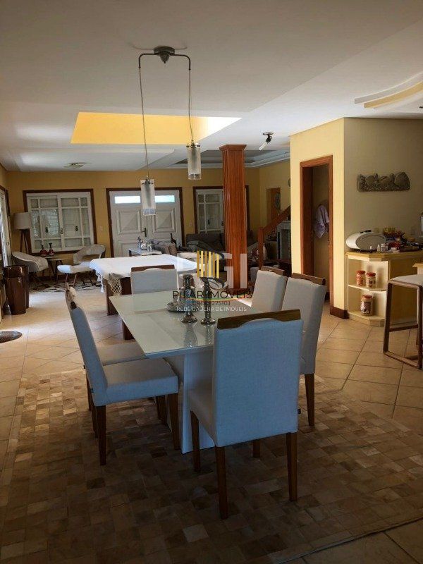 Casa para Venda - 320m², 4 dormitórios, sendo 2 suites, 3 vagas - Centro