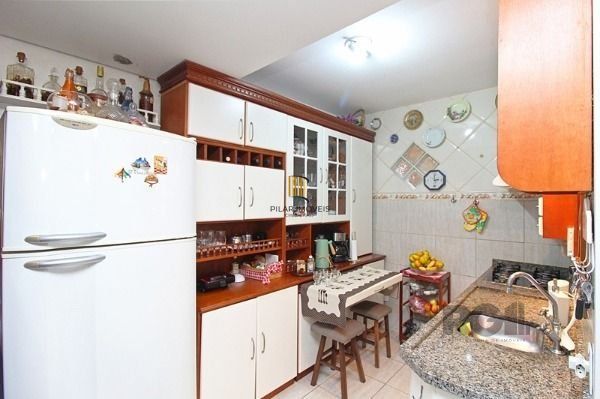 Casa em Porto Alegre, no bairro Guarujá, com 3 dormitório(s), e 3 banheiros, à venda.