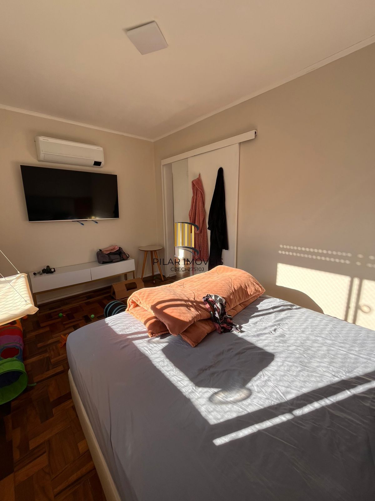 Apartamento semi mobiliado de 2 dormitórios no bairro Cristal