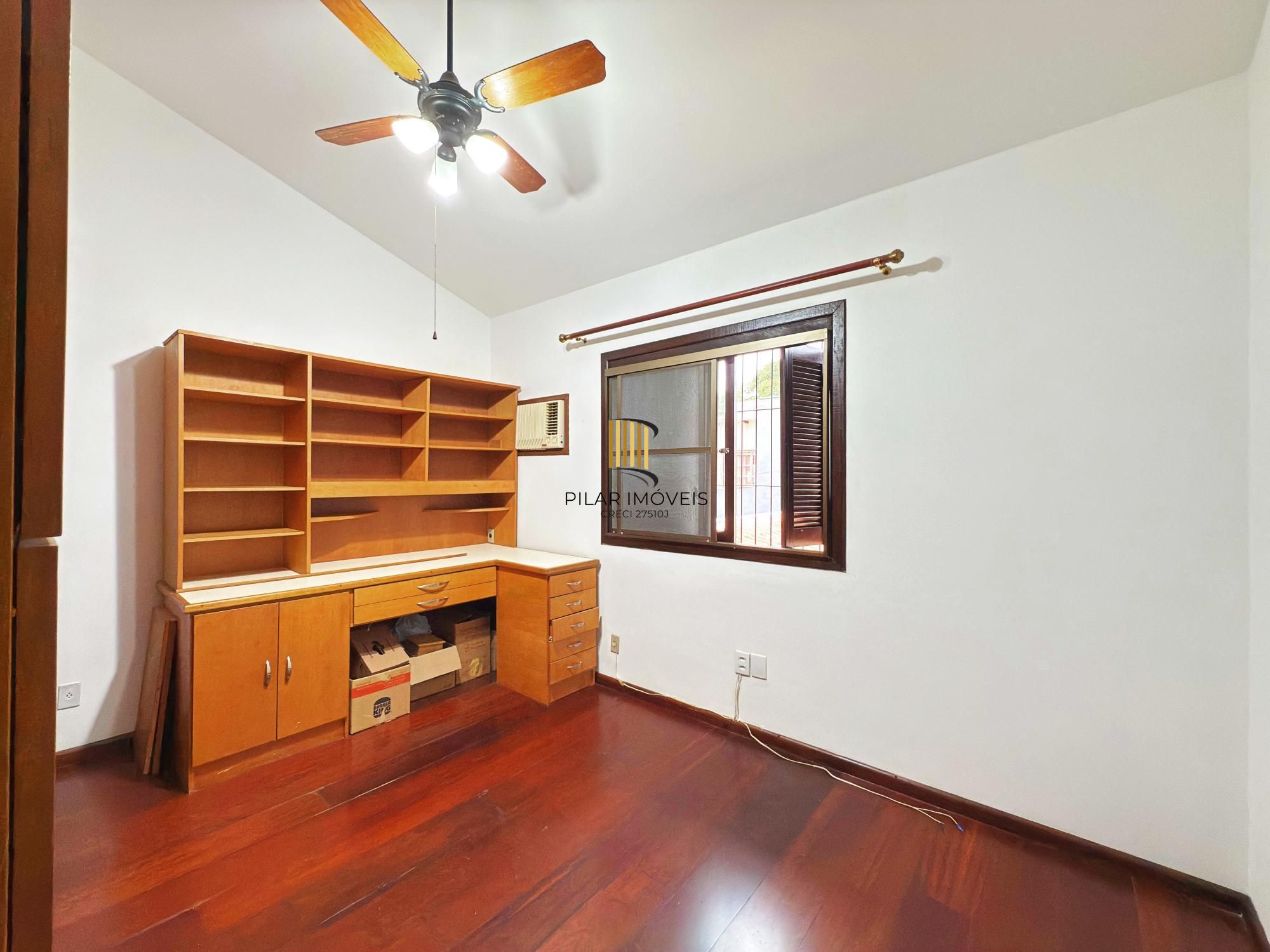 Residência á venda no bairro Guarujá com 2 dormitórios.