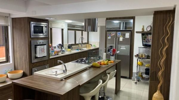 Apartamento em Porto Alegre, no bairro Auxiliadora, com 4 dormitório(s), e 4 banheiros, à venda.